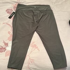 VOGO athletica Women's Gray Capri Leggings